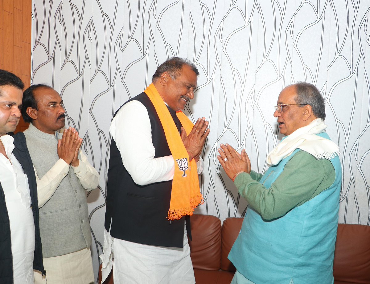 RajveersinghUP's tweet photo. आज लोकसभा एटा के ज़िला भाजपा कार्यालय पर श्री बजीर सिंह यादव  पूर्व ब्लॉक प्रमुख जी ने  मा० प्रधानमंत्री श्री नरेंद्र मोदी जी, मा० मुख्यमंत्री श्री योगी आदित्यनाथ जी एवं संगठन की नीतियों से प्रेरित होकर हज़ारो कार्यकर्ताओं के साथ भाजपा पार्टी की सदस्यता ग्रहण की। https://t.co/GlMIw1XxLc