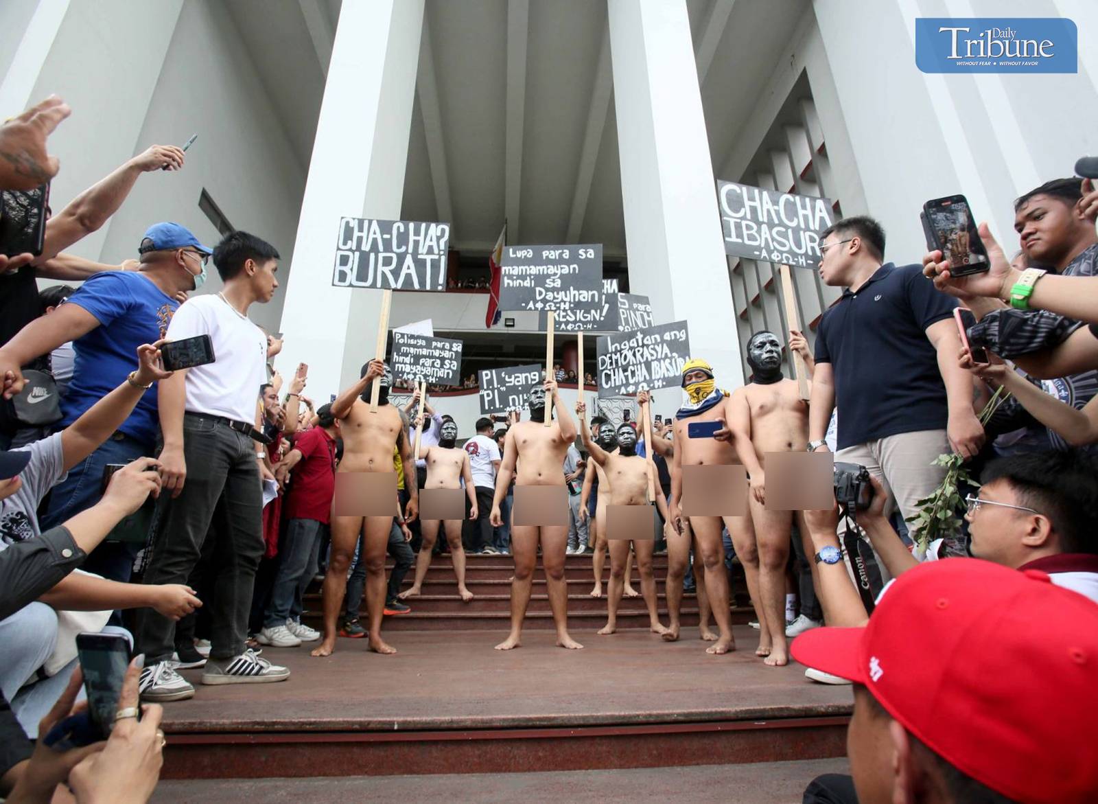 oblationrun Oblation run against ChaCha LOOK: Members of the Alpha  Phi Omega fraternity ETA Chapter hold their annual oblation run at the  Palma Hall at the University of the