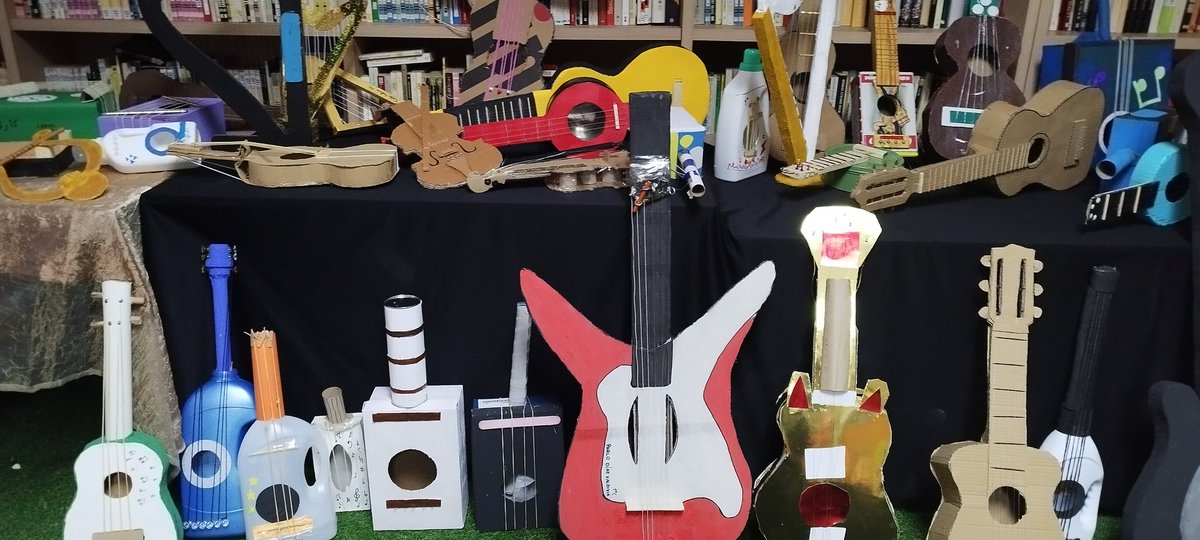 MLuzMartnezFer1's tweet photo. Todo preparado para nuestra nueva exposición de instrumentos musicales reciclados del alumnado de 1 y 2 ESO. Creatividad a tope!!! @IESJabalcuzJaen @CEPJAEN1 @buenaspract @edu_musical https://t.co/8ueUvmHelL