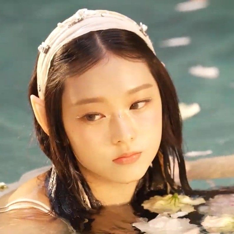 HAERINpul's tweet photo. ᅠ
ᅠ ᅠ  :¨·.·¨:
ᅠ  ᅠ  `·.·  𝐸𝑙𝑒𝑎𝑛𝑜𝑟𝑎 𝐴𝑣𝑒𝑟𝑦

ᅠ      🦢 she’s like a dream girl. And
   ᅠ   she thinks a dream girl should
      live in a dream world. ☁️
ᅠ https://t.co/SzUCfiqnhU