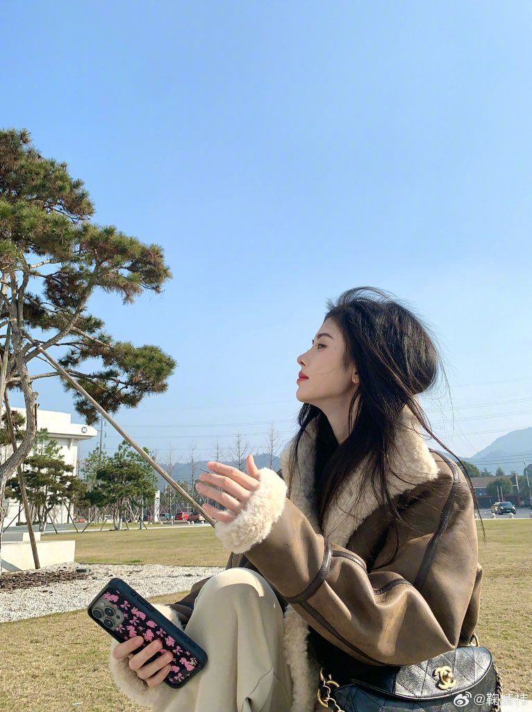 juijingyi's tweet photo. Under the azure sky, amidst the gentle sway of verdant trees, I finds myself enveloped in the embrace of a tranquil vacation. As the golden rays of the sun caress my skin, i revels in the warmth of its radiant glow, savoring every moment of the sun-drenched day. https://t.co/or1vOxc0AT