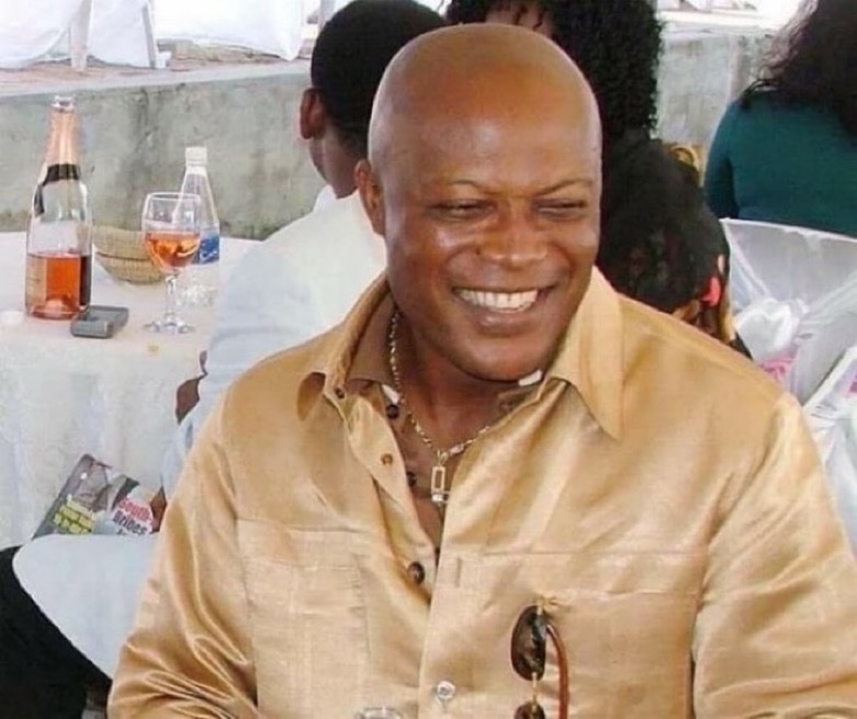 Story Of How Emmanuel Nwude  Sold An Airport That Didn't Even Exist To A Bank for $242 million. 

The first case the EFCC did after it was established 

Open and read 

Retweet to show someone