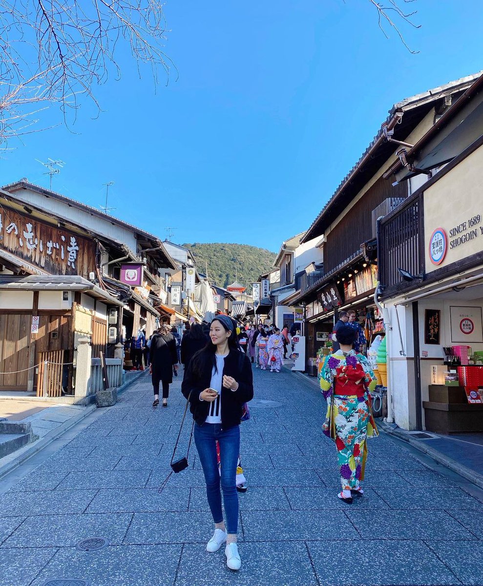 맞심니더. 만족감. 그게 바로 기쁨인 기라. 즐거움이라카이. 별거 없다 아닌교. 인간은 이 작은 주먹밥 하나에도 해피, 그러니까 행복감을 느끼는 존재라예.”