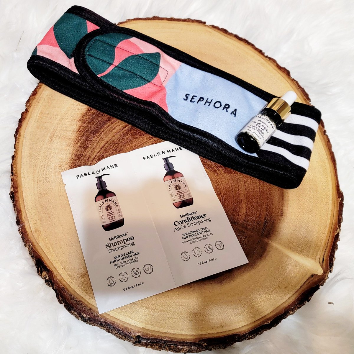 blastkat's tweet photo. I own full sizes of Fable & Mane. I use the @Sephora headband. I attend a lot of events, lives & chats. I like to sit in & absorb content. Most give gifts, drawings, or giveaways. It's a nice extra for sitting in & learning something new.
#complimentary #Sephora #fableandmane https://t.co/cB5cck2I01