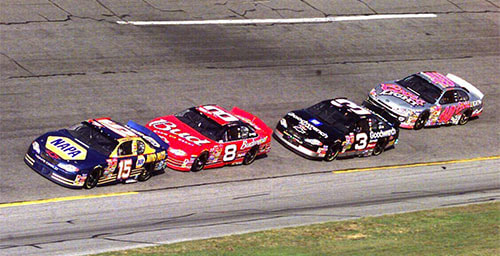 GuilleAlfonsin's tweet image. Buenos días!

Este finde, ya os lo adelanté, son las 500 millas de Daytona.

Para calentar el ambiente, os traigo una historia muy famosa pero que, dado el desconocimiento de la #NASCAR aquí, puede que no hayáis escuchado nunca.