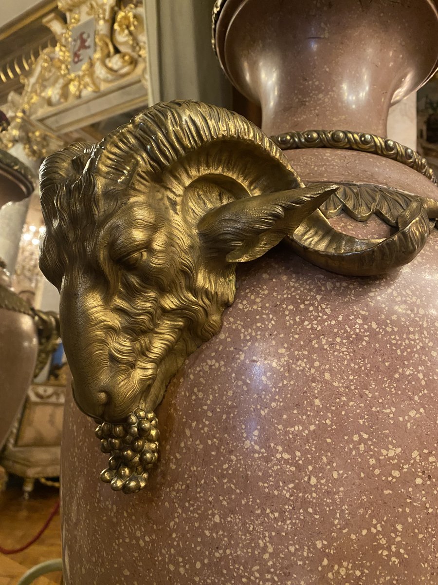 MuseoCerralbo's tweet image. 🐐 Son sin duda las cabezas de #carnero realizadas en bronce dorado las que protagonizan este post. 

👑 Otro detalle que podéis ver en el jarrón es su remate superior constituido por una #corona de bronce dorado de Grande de España.
