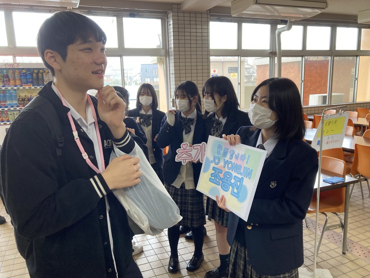 JKCF's tweet image. #JENESYS 韓国青年訪日団（第6団）
3日目（2/15）

鹿児島日程開始！

鹿児島県庁訪問では
鹿児島の魅力について #国際交流員 金孝真（キムヒョジン）さんにお話を伺いました。

県庁の次は、#鹿児島情報高等学校 にお邪魔しました。
交流パートナーの心のこもったお出迎えを受けて・・・
↓↓