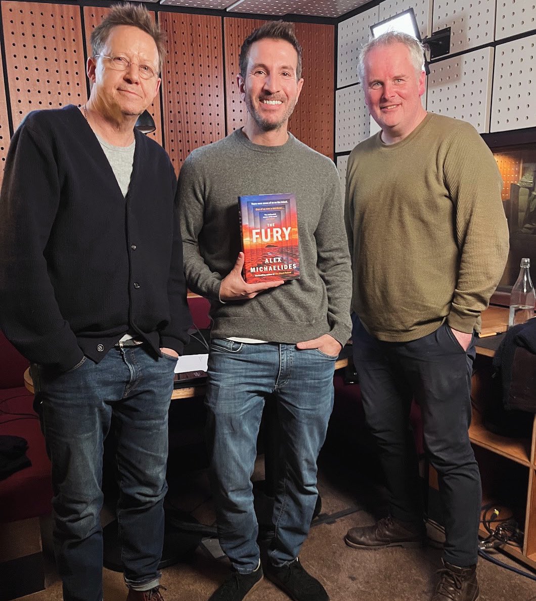 Bestselling author and screenwriter @AlexMichaelides joined @simonmayo and @Mattm_Williams recently to chat about his new novel #thefury You can hear both our episodes with him here! 👇 podfollow.com/1402579687 Anyone read his new one yet? #booksoftheyear #bookchat #books