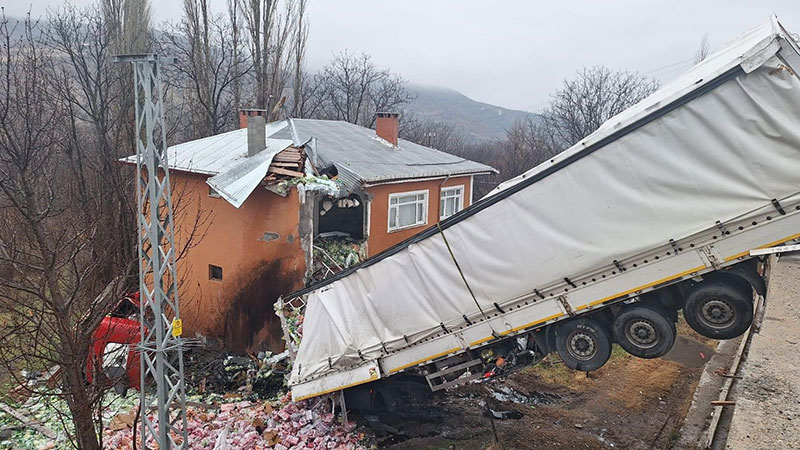 Aynı eve şimdi de tır çarptı.