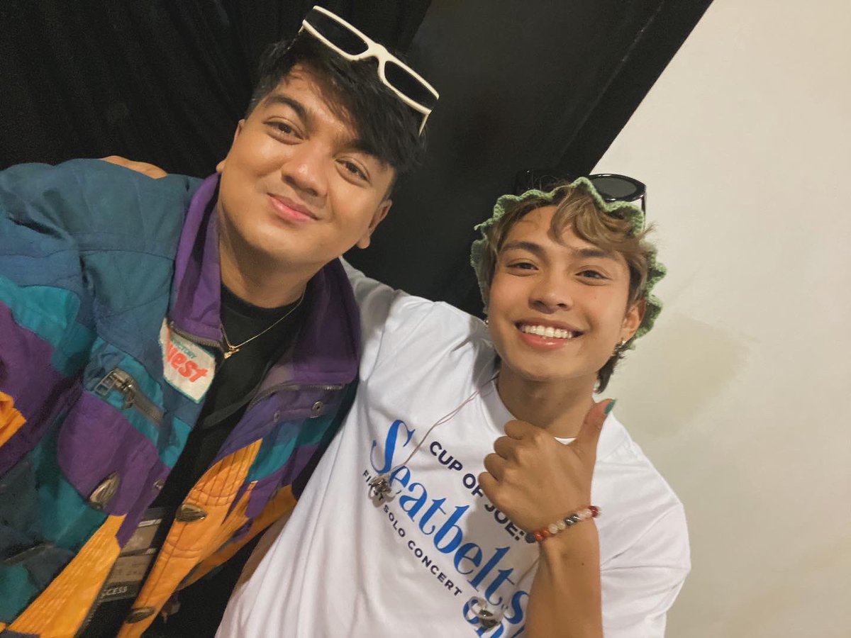 patricksszzz's tweet photo. backstage gaming with the best, gian bernardino ng cup of joe 🫶🏻

#seatbeltsoncoj #cojseatbeltson @gianbernardino_ https://t.co/U63CUu3hyA