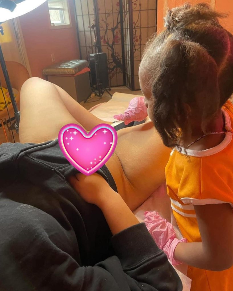 MalumeRichie's tweet photo. This is not right in anyway!!!!!!!!! 
Some people really shouldn’t be parents man.
Wtf is this?
Letting your daughter wax you or wateva!!!
Beyond sick!!! https://t.co/Z1atAqnyXg