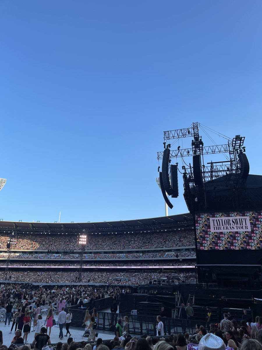 CrayForTay_'s tweet photo. the taylor swift is about to be in front of me 😭😭 https://t.co/Q3NPXOUPze