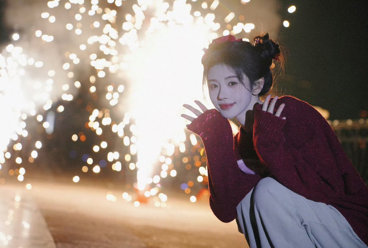 juijingyi's tweet photo. In the grand tapestry of time, there exists a moment of splendor and exuberance that captivates the hearts of all who behold it – the annual spectacle of fireworks. With each burst of color and brilliance, they paint the night sky with a mesmerizing display. https://t.co/JJpEFBtPlR