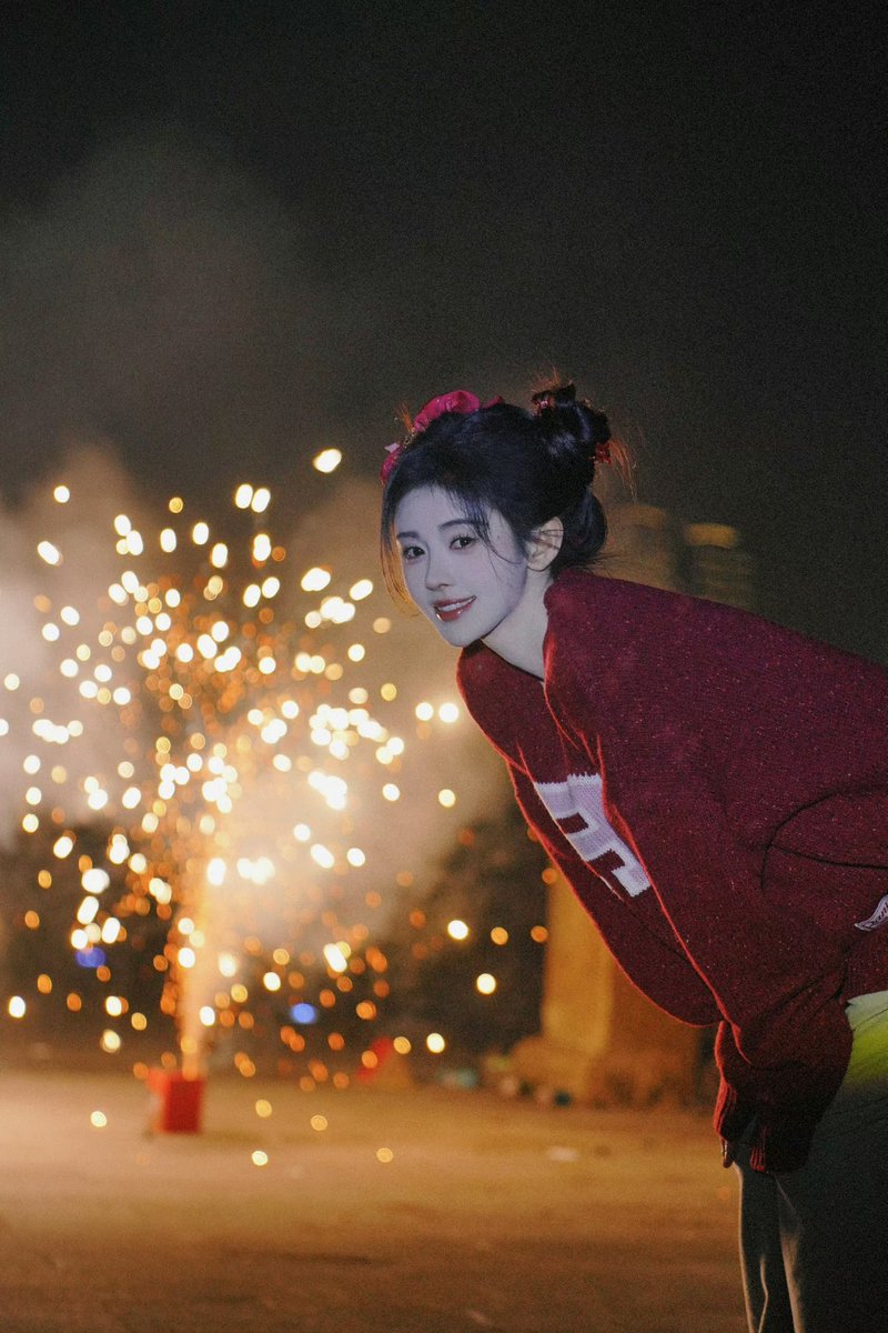 juijingyi's tweet photo. In the grand tapestry of time, there exists a moment of splendor and exuberance that captivates the hearts of all who behold it – the annual spectacle of fireworks. With each burst of color and brilliance, they paint the night sky with a mesmerizing display. https://t.co/JJpEFBtPlR