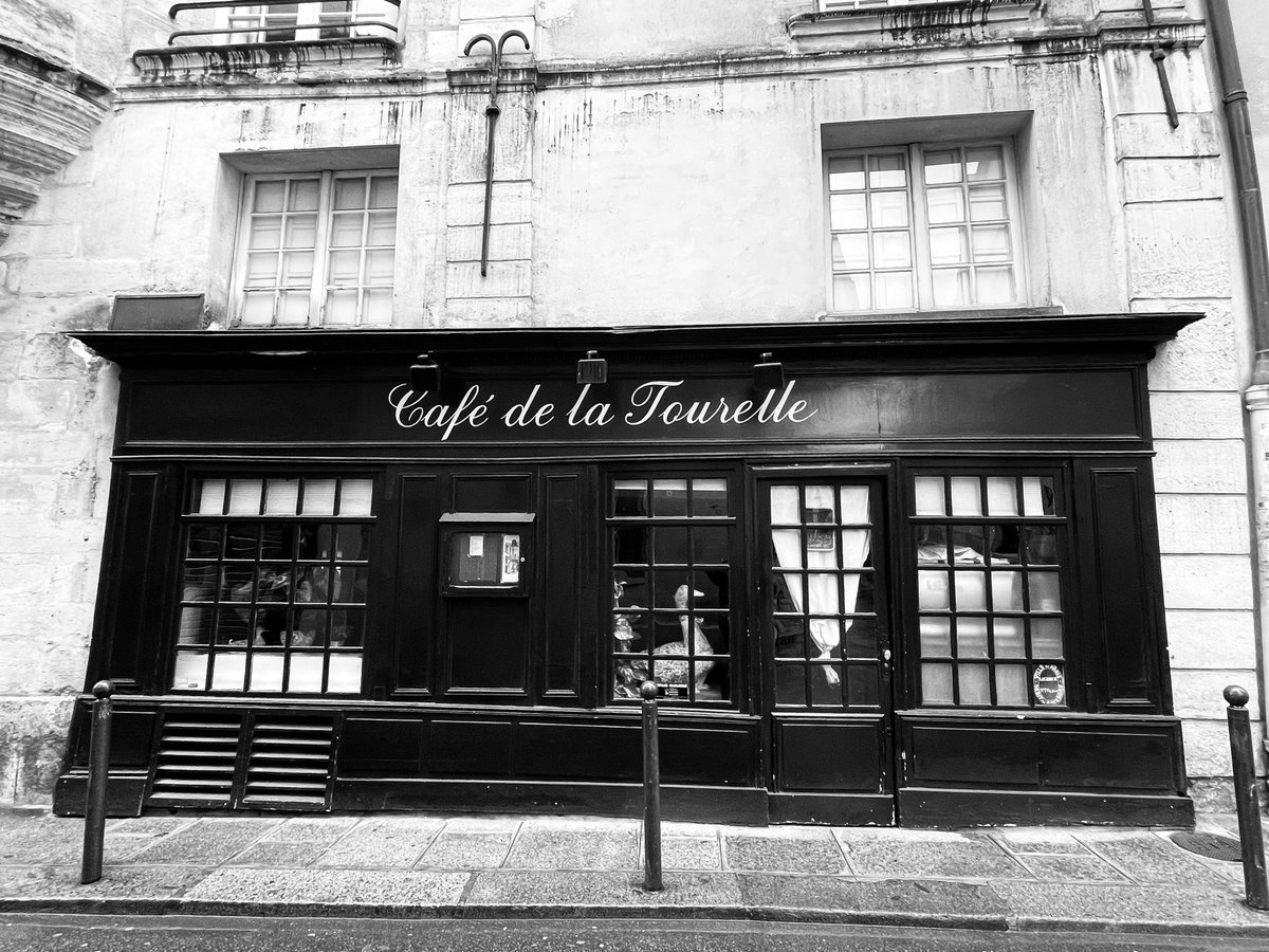 Paris 🤩
#paris #streetphotography #visitparis #francemagique #whiteandblack #jeudiphoto #cafedelatourelle