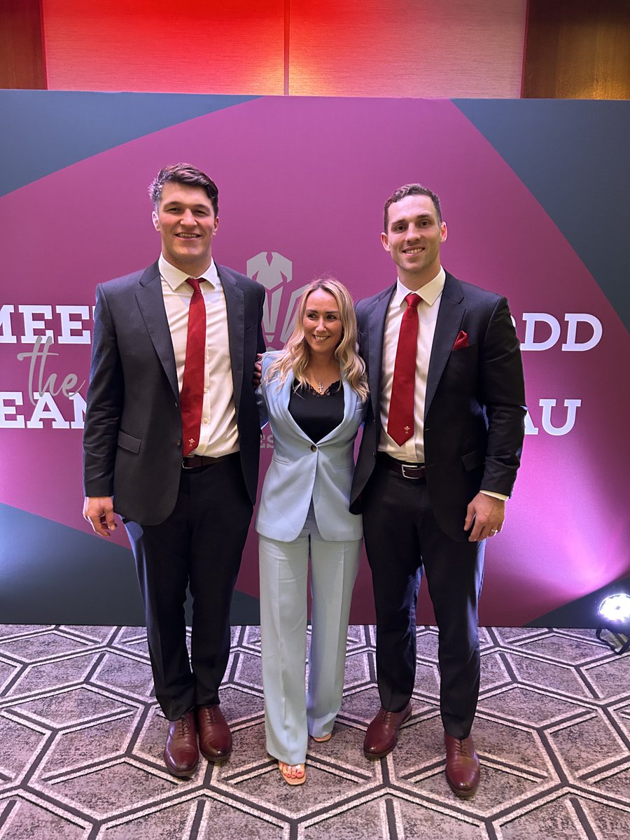 Great evening meeting the Teams🏴󠁧󠁢󠁷󠁬󠁳󠁿 ⁦@WelshRugbyUnion⁩ ⁦@TheCelticManor⁩ ⁦@ParkgateHotel⁩ Great to see the front row from the new Women’s and Men’s Team🏉 ⁦@George_North⁩ Abi Tierney has so much passion for WRU and Gats on fire 🔥 ⁦@ScottQuinnell⁩