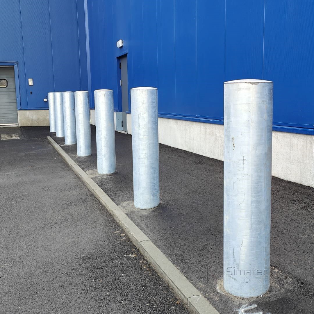 Simatecsprl's tweet photo. Placement bornes acier galvanisé. Modèle anti-bélier rempli de béton. https://t.co/Q5MownNtyu