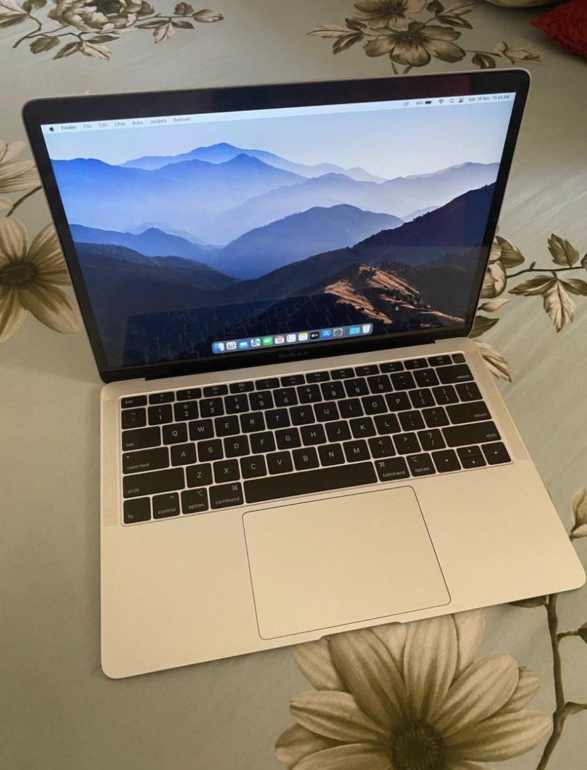 sugarrlattee's tweet photo. Jual Macbook Air i5 16/512 2018 CTO (versi tertinggi) 

All fungsi normal semua

Fulset, bonus case akrilik, case charge, mouse bluetooth logitec

minus ada dent kecil

spek lengkap ada digambar

siap cod kab. lamongan / gresik atau rekber shopee

harga DM ya

#macbookair #mb2018 https://t.co/rGnWQEvJji