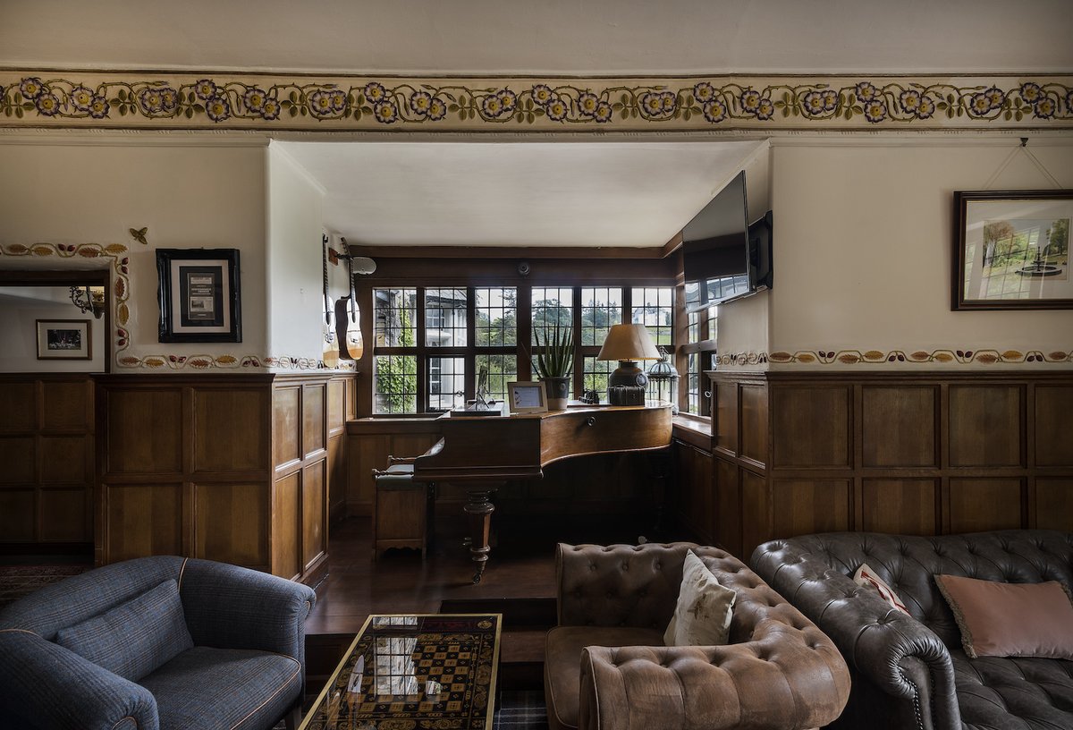 🌿 Did you know? The leafy plaster work in our Music Room was crafted by none other than the legendary William Morris. The plaster work dates back to 1904 and was commissioned by the then tenant of Broadoaks, Mr C H Slingsby #BroadoaksCountryHouse