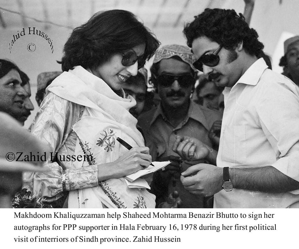 Makhdoom Khaliquzzaman help Shaheed Mohtarma Benazir Bhutto #SMBB to sign her autographs for PPP supporters in #Hala February 16, 1978 during her political visit of Sindh. Photo courtesy @zahidpix