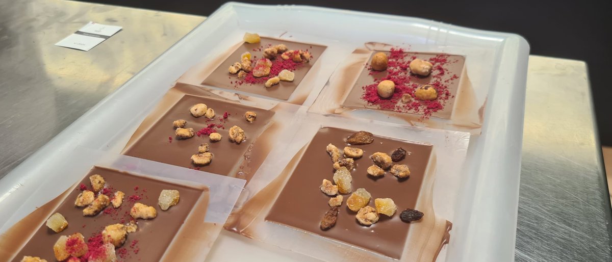 RESTAUnormandie's tweet photo. Un chef d'oeuvre sous le signe de la gourmandise pour les élèves du lycée Clément ADER ! Merci à la maison de  chocolat CLUIZEL pour ce joli partenariat ! Un article à déguster sans modération : https://t.co/ELzfeSMfmc @DurandAnnabel  @lyceeaderbernay @MichelCluizelFR https://t.co/gDmVXeo6XV