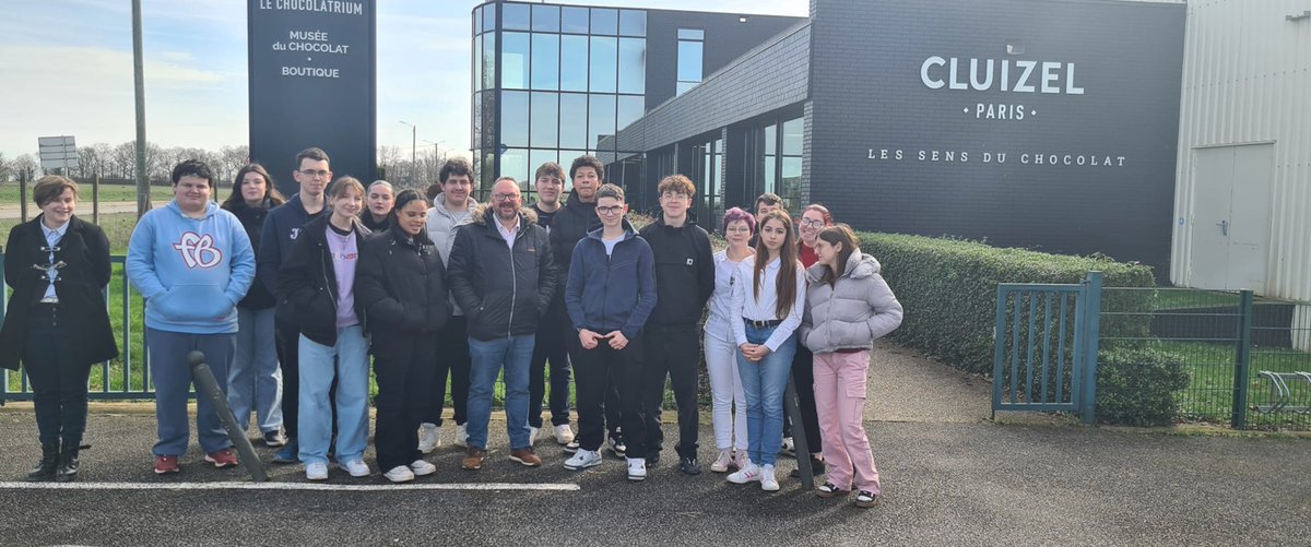 RESTAUnormandie's tweet photo. Un chef d'oeuvre sous le signe de la gourmandise pour les élèves du lycée Clément ADER ! Merci à la maison de  chocolat CLUIZEL pour ce joli partenariat ! Un article à déguster sans modération : https://t.co/ELzfeSMfmc @DurandAnnabel  @lyceeaderbernay @MichelCluizelFR https://t.co/gDmVXeo6XV