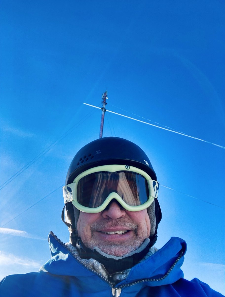 Our very own @jarneatsar effectively combines his two favorite #hobbies: #skiing and #tower sighting. Have a great #weekend everyone 😎 !

#worklifebalance #telco #data #ai #startup #towerco #mobiletowers #sustainability #userexperience #connections