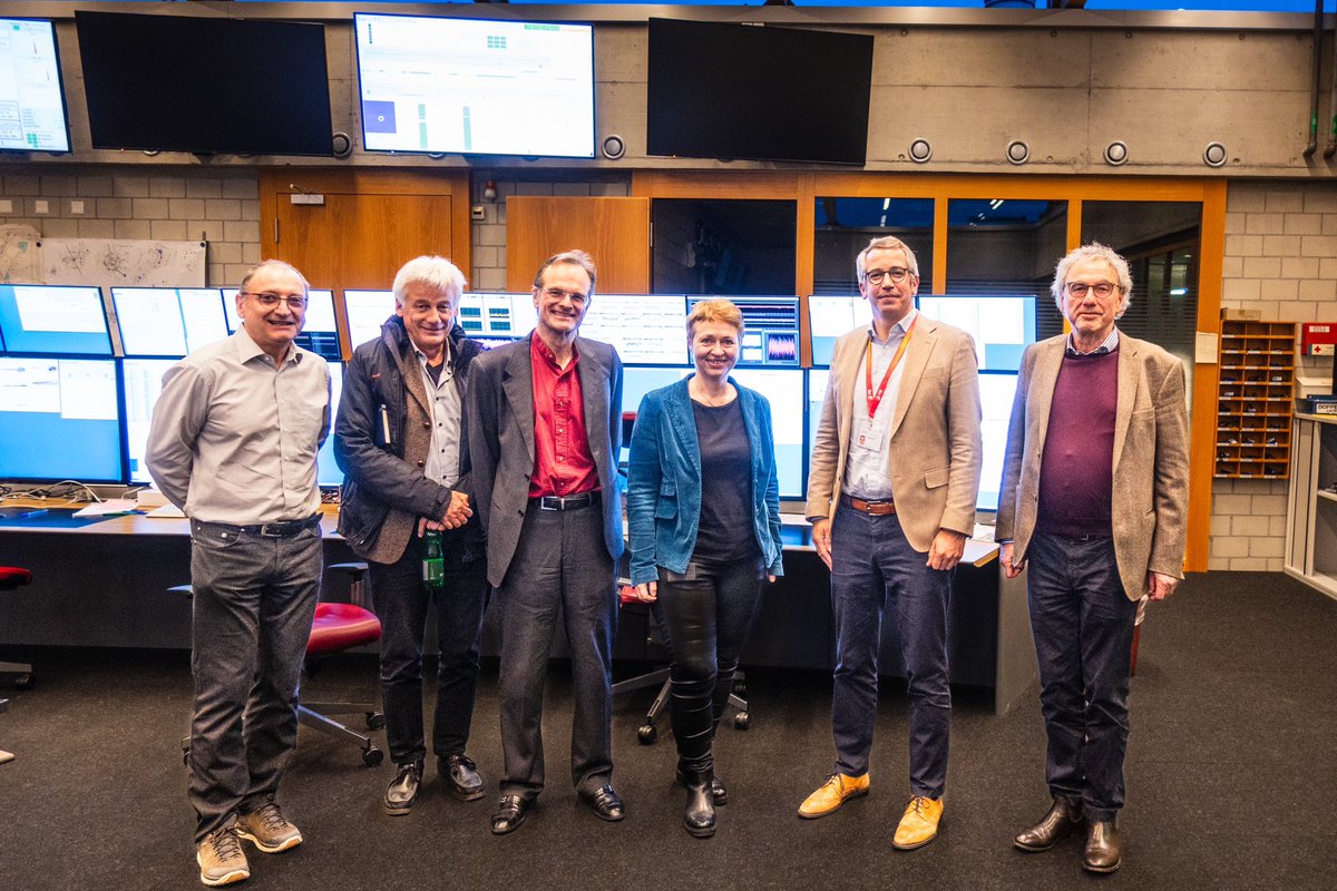 Christian Rüegg (@c_rueegg_psi) on Twitter photo 📅Last week we welcomed Beate Heinemann, Director <a href="/desy/">DESY (Deutsch)</a> <a href="/desynews/">DESY (English)</a>, to <a href="/psich_en/">PSI Paul Scherrer Institut</a> for an enlightening visit to the institute’s Laboratory of Particle Physics. She was also introduced to PSI’s expertise in detector construction and chip design. 📅Last week we welcomed Beate Heinemann, Director <a href="/desy/">DESY (Deutsch)</a> <a href="/desynews/">DESY (English)</a>, to <a href="/psich_en/">PSI Paul Scherrer Institut</a> for an enlightening visit to the institute’s Laboratory of Particle Physics. She was also introduced to PSI’s expertise in detector construction and chip design.