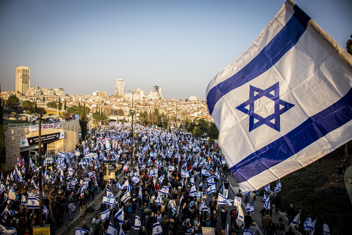 QudsNen's tweet photo. According to the Israeli Maariv, 71% of Israelis support carrying out a war on Lebanon. 

(Illustrative photo) https://t.co/iTWxoAFlg4