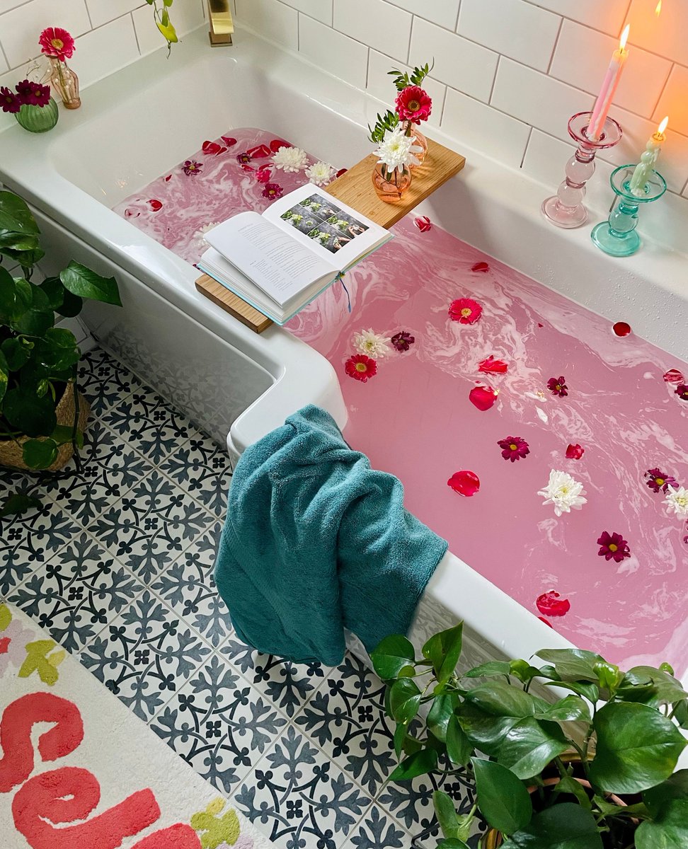 As London Fashion Week kicks off, we're ready to relax in style. 

A bath, some luxurious Egyptian cotton towels, and evergreen artisanal artificial plants do just the trick. 

🔎: Egyptian Cotton Bath Sheets - £10.99
Handmade artificial potted plants - from £6.99