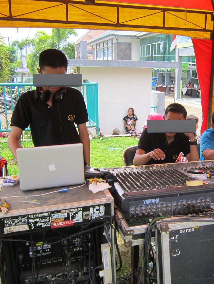 burhan_infinity's tweet photo. 10 tahun yg lalu merintis 🤣,
Menera jasa ngurusi oensi dan makelar  sound, lighting, panggung dan pengisi acara 🤣. 
Btw laptopnya itu bisa buat kalibrasi suara saat live event agar semua freqwensi suara keluar dengan kekerasan suara yg pas 🙏🏼, sedetail itu biar anda puas kami https://t.co/SrBvHOTgsC