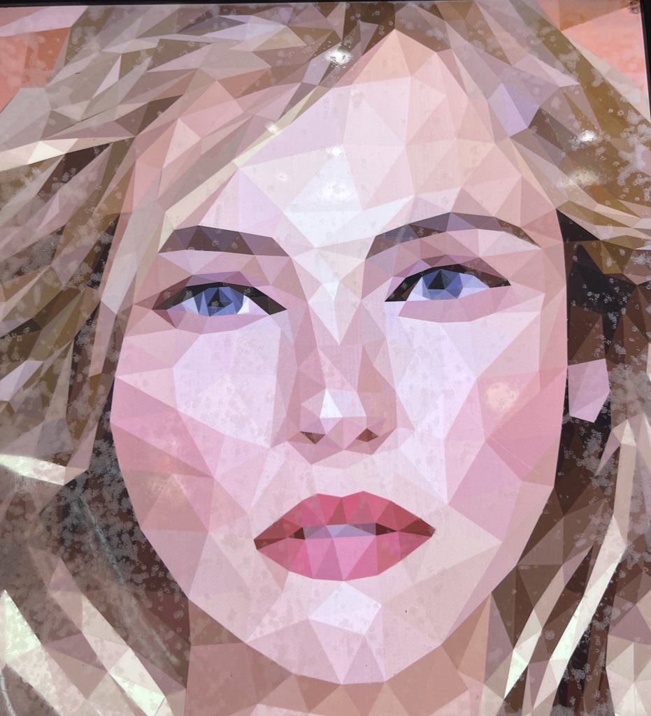 Hersabah güneşle yıkanıp ruhumu parlatıyorum…yağmurlardan uzak mutluluğun içinde dansediyorum.tenımde serin sular aklımda kırmızı 1sevda🎈kırık dökük yarım yamalak kalpsiz sevdaların toprağa karışmasını huzurla seyrediyorum…kalbimde binbir ışık parlak 1masalın içinden geçiyorum