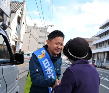 駆け寄ってこられた女性と対話する大平。