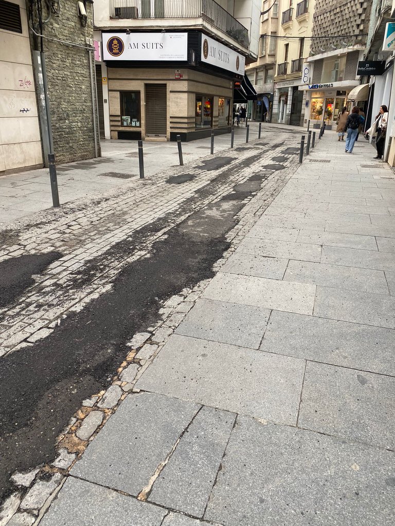 desdelacalleCor's tweet photo. C/Eduardo Lucena. El “parcheado” del @ayuncordoba_es @pp_cordoba @ppcordobayto es ahora más peligroso de como estaba antes. Adecenten las calles como se merece!!! @MRuizMadruga y sino dimitan!!! https://t.co/mYWfX0Q92X