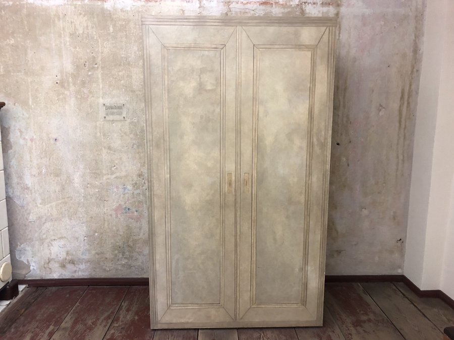 Hay historias que quedan ocultas durante años. 

Este armario quedó perdido en la historia 50 años.  

Y no es casualidad, porque este armario guarda un secreto. 

Un secreto que salvó muchas vidas.

Hoy, en #berlinespobreperosexi, El taller de ciegos de Otto Weidt.