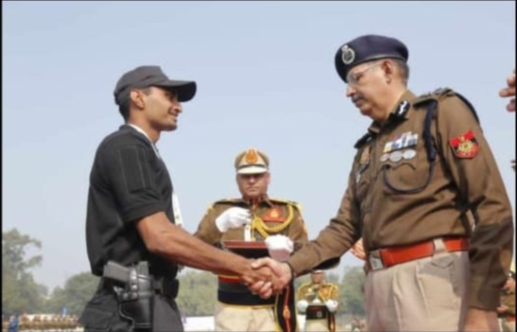 Meet Piyush!
इनके पिता श्री मनोज यादव,(Delhi Police का असमय निधन हो गया था। एक बच्चे के सिर से पिता का साया उठने के बाद अनुकंपा से कांस्टेबल भर्ती होकर ट्रेनिंग मे प्रथम स्थान प्राप्त किया। फिर भी तैयारी जारी रखी और आज लेफ्टिनेंट सेलेक्ट होकर दिखाया। 
हार्दिक शुभकामनाएं पीयूष 💐