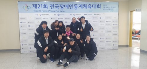 Kangwonilbo's tweet image. ‘제21회 전국장애인동계체육대회’에 참가한 강원특별자치도 선수단이 종합 3위를 향해 순항 중입니다.

#스포츠 #전국장애인동계체육대회 #쇼트트랙 #박시우 #금메달 #농아인컬링 #동메달 #휠체어컬링 #아이스하키

m.kwnews.co.kr/page/view/2024…