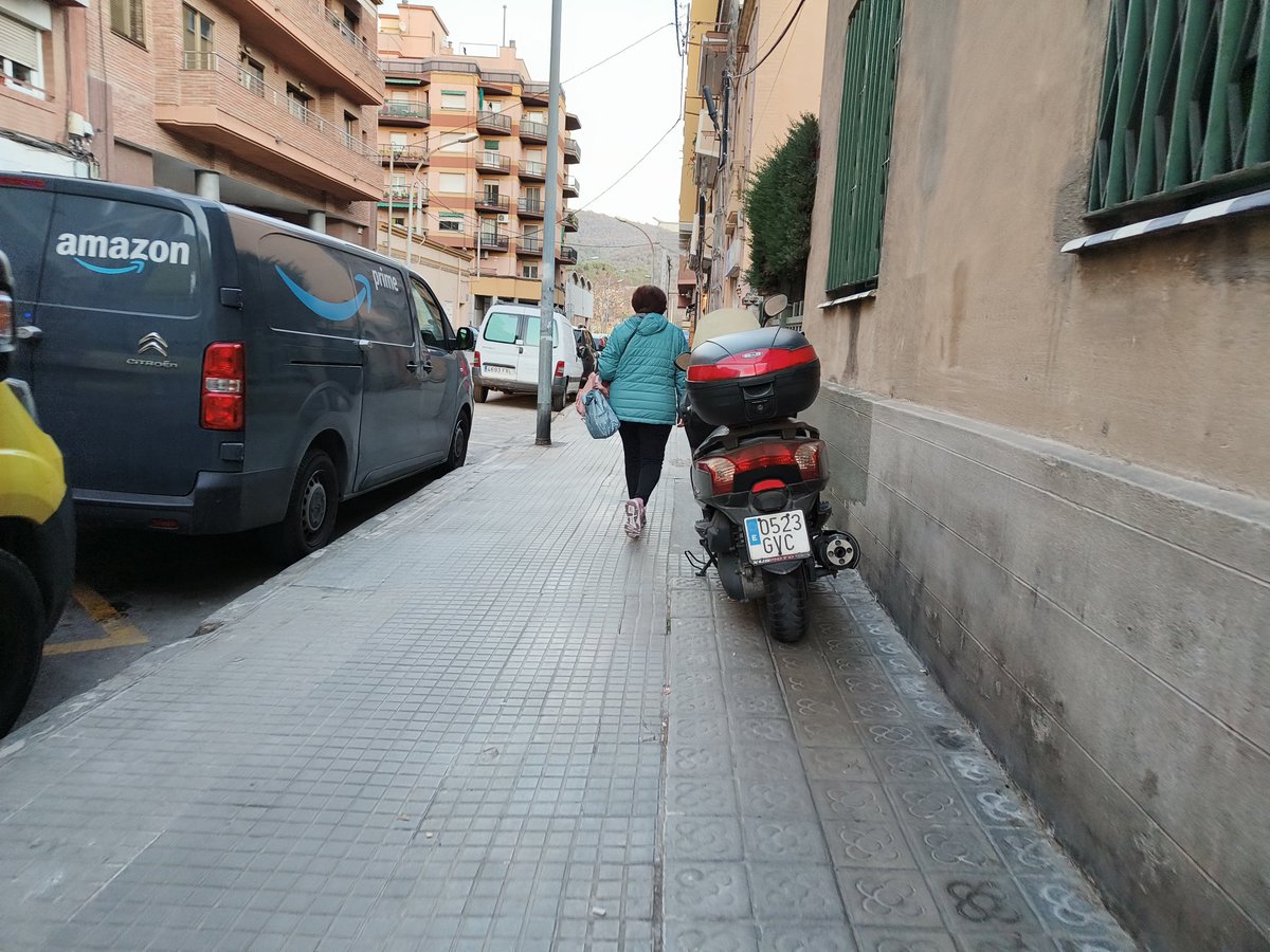 AparcaMiR's tweet photo. Prou estretes són les voreres com per a que a sobre hi aparquis #0523GVC https://t.co/KIJ6JwxVoE