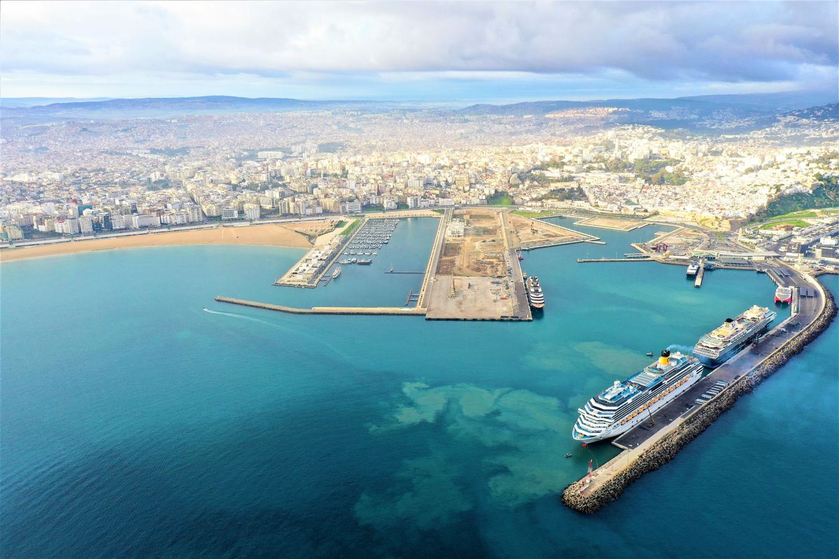 📷 Tangier City Port has become a global benchmark for its approach to environmental responsibility. These are some examples: 4,500 m² of photovoltaic panels, LED lamps, micro wastewater treatment plants, equipment to combat accidental marine pollution, automatic watering system.