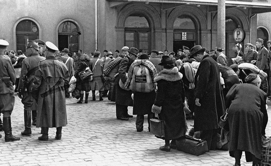 Yosoycorra's tweet photo. Un día de 1942 entró en el Taller y se llevó a todos los empleados judíos a un centro de deportación.  

Weidt no se encontraba allí, pero en cuanto se enteró corrió a la estación de Hamburger Banhhof y encontró a toda su plantilla dispuesta a coger uno de los trenes de la muerte.