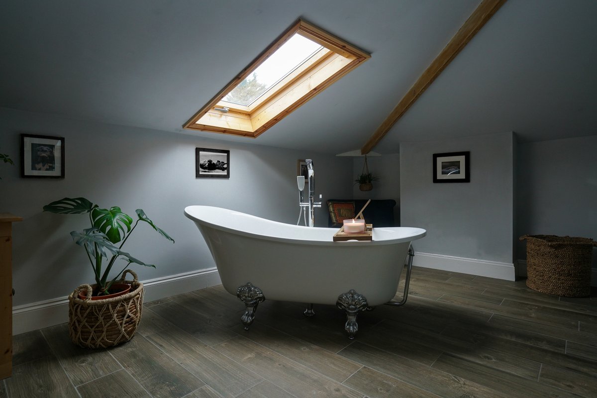 Wowwww! We're very excited to share the 2023 Internal Photo of the Year winner at the National Property Photography Awards! It's the first time a bathroom shot has won the big award - with perfect lighting and framing - it's no surprise!
Taken for Strike Purplebricks.