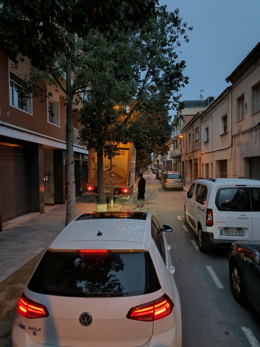 AparcaMiR's tweet photo. Normalitat al servei.

A veure si els hi feu demanar una zona de càrrega i descàrrega al bonarea. 
@Policia_MiR @BartolomeEgea
@LesAltresVeus @laveudemontcada https://t.co/Hl5brVOfqw
