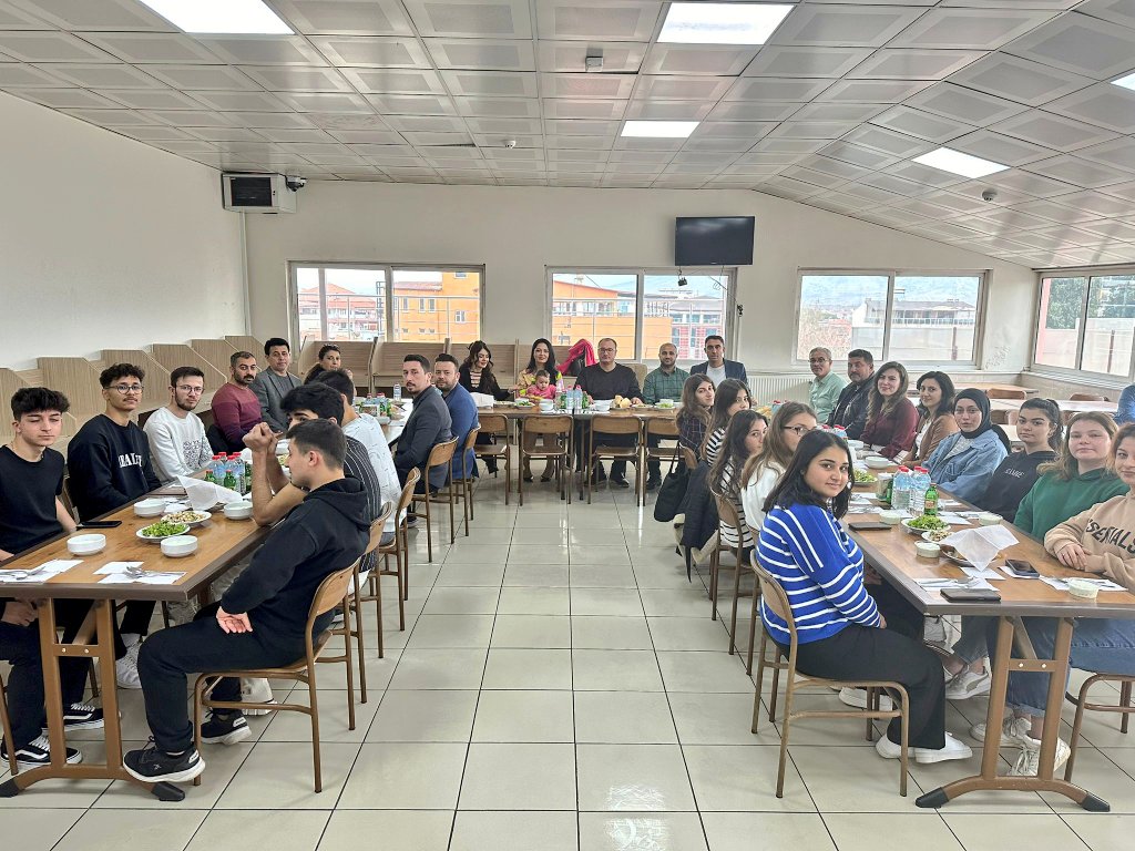 ManisaKYGM's tweet photo. 📌 Sarıgöl Yurt Müdürlüğü

Sarıgöl kaymakamı Ali ARIKAN’ın katılımıyla Yurt Müdürlüğümüzde öğrencilerimizle birlikte akşam yemeği organizasyonu düzenlenmiştir.
#GsbManisaYurtları https://t.co/TCqKPqmOWA