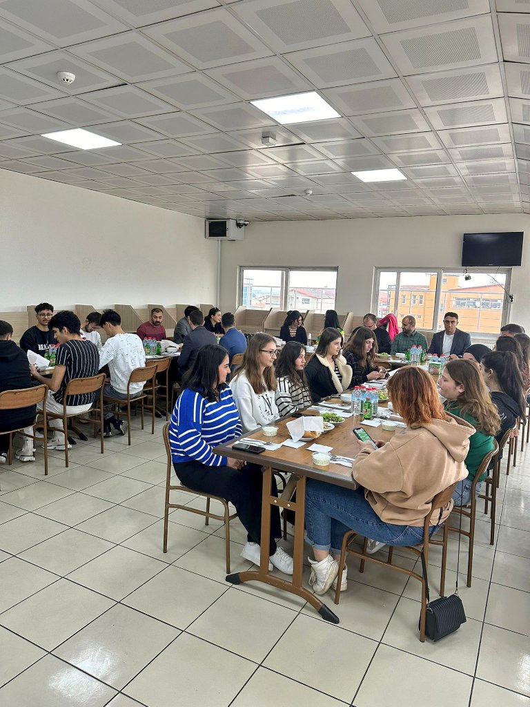 ManisaKYGM's tweet photo. 📌 Sarıgöl Yurt Müdürlüğü

Sarıgöl kaymakamı Ali ARIKAN’ın katılımıyla Yurt Müdürlüğümüzde öğrencilerimizle birlikte akşam yemeği organizasyonu düzenlenmiştir.
#GsbManisaYurtları https://t.co/TCqKPqmOWA
