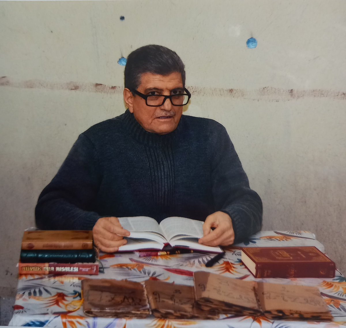 İzmir Karşıyaka Anadolu İmam Hatip Lisesi’nde görev yaparken ihraç edilen ve 7 yıldır tutuklu olan KHK’lı biyoloji öğretmeni Ahmet Ergül (65), cezası bittiği halde tahliye edilmiyor.

Sebep? Burhaniye T Tipi Cezaevinin yeni müdürünün keyfi öyle istemiş! Babanızın çiftliği mi