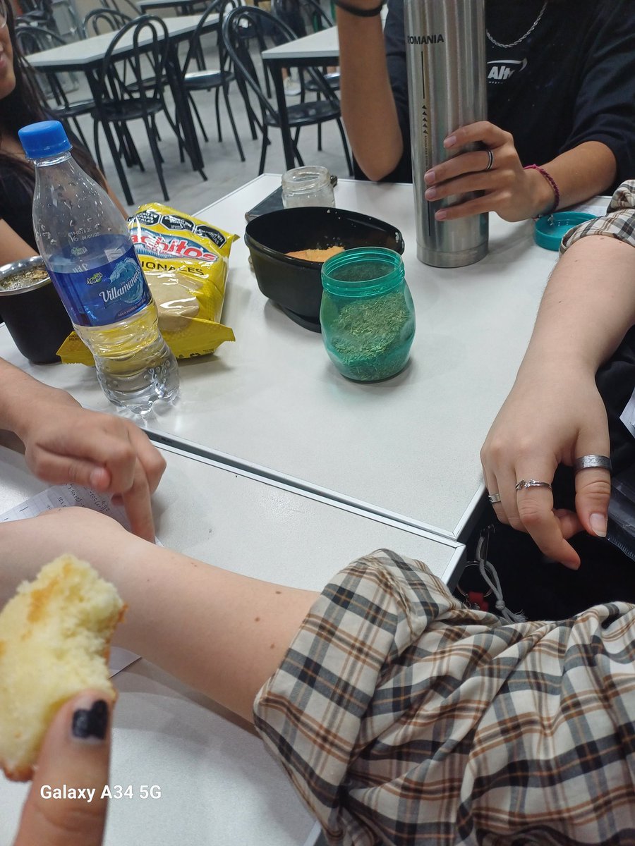 Lo mas lindo de ayer fue salir de rendir y estar así en la cafetería con ellas ❤