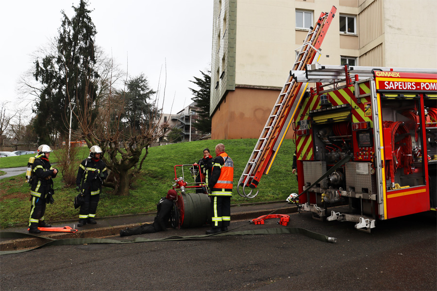 Exercice pompier ce 14/02 avec le @SDIS72 pour les locataires de <a href="/LMMHABITAT/">LE MANS METROPOLE HABITAT</a>, Cr Chateaubriand. Objectifs : connaître les risques incendie + conseils pour adopter les bons gestes et de s’exercer en temps réel pour les soldats du feu🚒🧯 #fnoph #ush #lemansmetropole #proximite