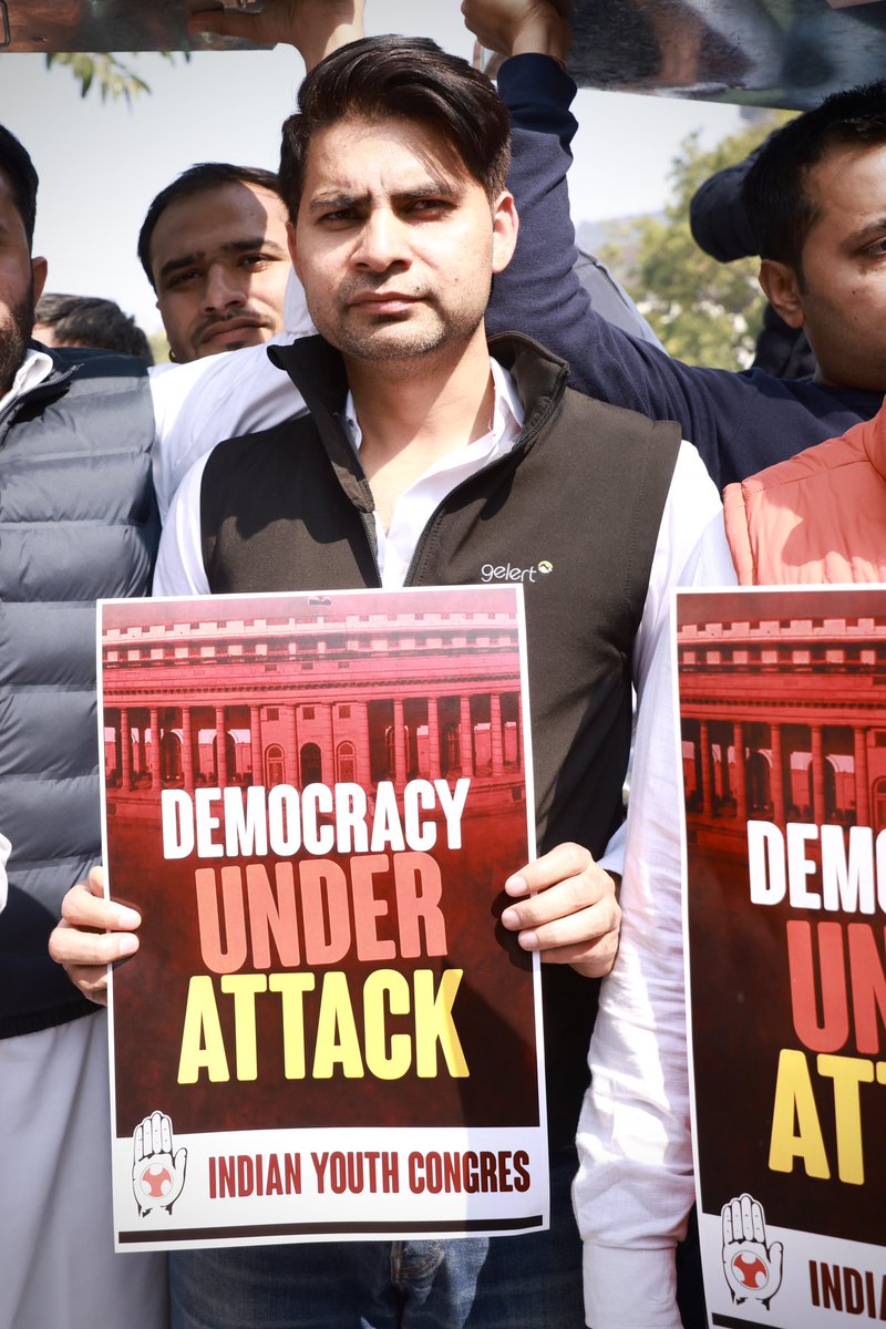 DelhiPYC's tweet photo. मोदी सरकार द्वारा चुनाव से ठीक पहले देश के प्रमुख विपक्षी दल कांग्रेस और युवा कांग्रेस के बैंक खातों को फ्रीज करना लोकतंत्र पर गहरा प्रहार है। 

सत्ता की तानाशाही के खिलाफ
राष्ट्रीय अध्यक्ष श्री @srinivasiyc जी के नेतृत्व में प्रदेश अध्यक्ष श्री @RannvijayLochav जी ने युवा कांग्रेस के साथियों के साथ किया विरोध प्रदर्शन।
#DemocracyUnderAttack