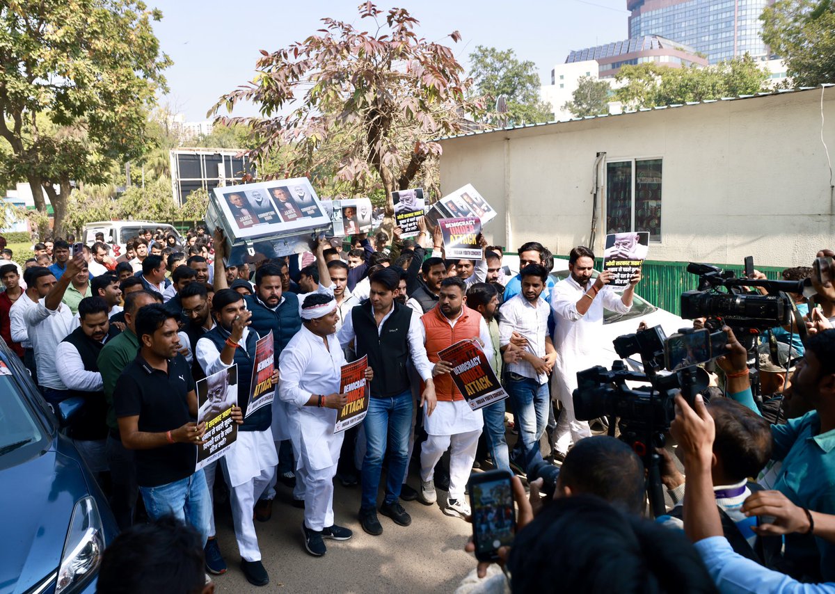 DelhiPYC's tweet photo. मोदी सरकार द्वारा चुनाव से ठीक पहले देश के प्रमुख विपक्षी दल कांग्रेस और युवा कांग्रेस के बैंक खातों को फ्रीज करना लोकतंत्र पर गहरा प्रहार है। 

सत्ता की तानाशाही के खिलाफ
राष्ट्रीय अध्यक्ष श्री @srinivasiyc जी के नेतृत्व में प्रदेश अध्यक्ष श्री @RannvijayLochav जी ने युवा कांग्रेस के साथियों के साथ किया विरोध प्रदर्शन।
#DemocracyUnderAttack