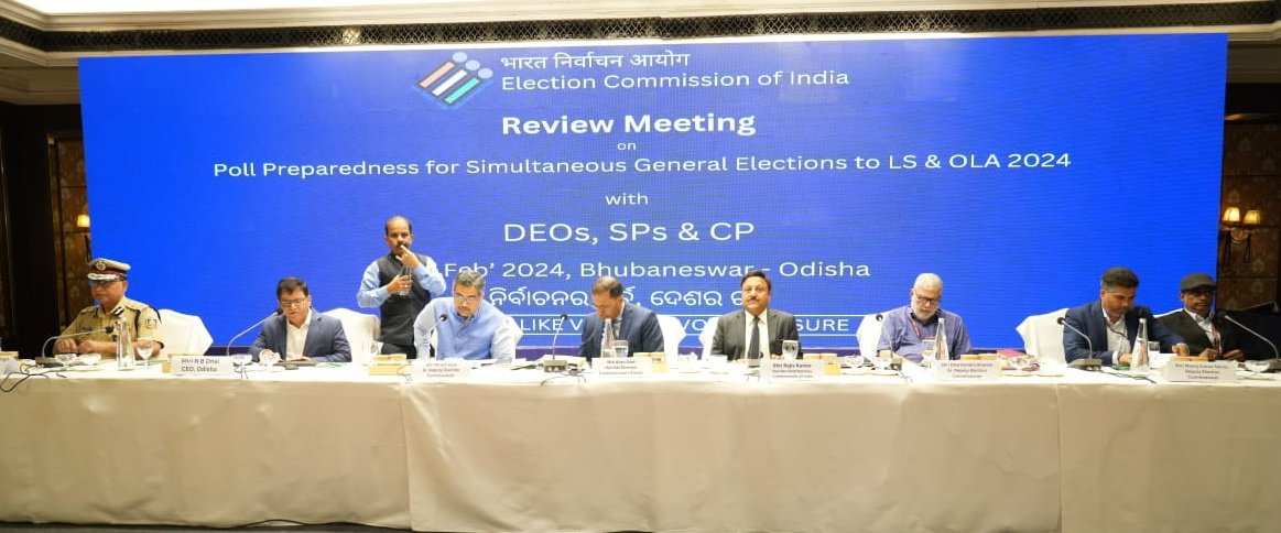 TheLaxmiS's tweet photo. #Odisha लोकसभा चुनाव और विधानसभा चुनाव 2024 की तैयारियों को लेकर #Bhubaneswar में #ECI की समीक्षा बैठक का आज पहला दिन ।
बैठक की अध्यक्षता मुख्य चुनाव आयुक्त राजीव कुमार, चुनाव आयुक्त अरुण गोयल कर रहे हैंं ।
#ECIReviewMeeting #PollPreparedness #Elections2024 @OdishaCeo https://t.co/Lrt6sqRPux